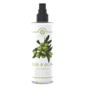 Flacone spray di acqua profumata Alchimia Olio d’Oliva da 100 ml, con illustrazione di olive, prodotto in Italia.