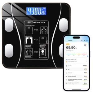 Bilancia digitale nera con display LCD che mostra il peso e sensori metallici, affiancata da smartphone con app per monitoraggio di peso, BMI e composizione corporea.