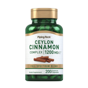 Flacone verde Piping Rock Ceylon Cinnamon Complex 1200 mg, 200 capsule vegetariane con miscela full spectrum di cannella di Ceylon.
