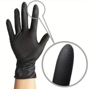 Mani con guanti monouso nero in nitrile, con dettaglio ravvicinato della texture antiscivolo sulle dita.