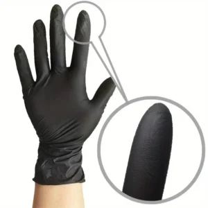 Mani con guanti monouso nero in nitrile, con dettaglio ravvicinato della texture antiscivolo sulle dita.