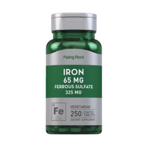 Flacone verde di integratore Iron 65 mg Piping Rock (solfato ferroso 325 mg), con 250 compresse rivestite adatte a vegetariani.