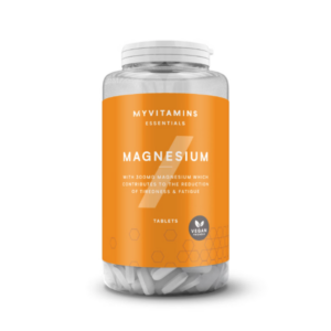 Barattolo trasparente di integratore Magnesio MyVitamins Essentials con etichetta arancione, contenente compresse vegane che contribuiscono alla riduzione di stanchezza e affaticamento.