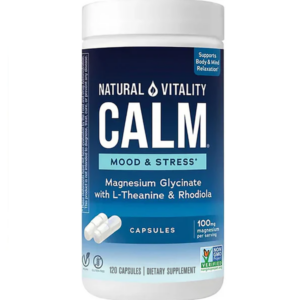 Barattolo bianco di integratore Calm Natural Vitality con etichetta blu, contenente 120 capsule con magnesio glicinato, L-teanina e rodiola per supporto a stress e rilassamento.