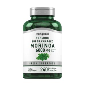 Flacone verde Piping Rock Premium Super Charged Moringa 6000 mg, 240 capsule a rilascio rapido con superfood verde.