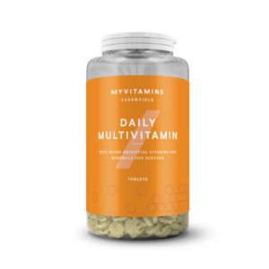 Barattolo trasparente di integratore multivitaminico giornaliero MyVitamins Essentials con etichetta arancione, contenente compresse multivitaminiche.