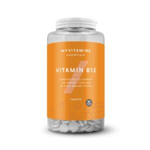 Barattolo trasparente di integratore Vitamina B12 MyVitamins Essentials con etichetta arancione, contenente compresse vegane per il supporto del sistema immunitario.