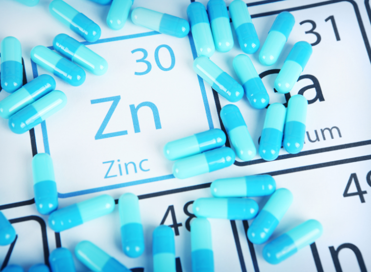 Capsule di zinco su tavola periodica con simbolo Zn e nome Zinc