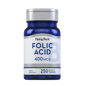 Flacone blu di integratore Piping Rock Acido Folico (Folic Acid) 400 mcg con 250 compresse vegetali, etichetta bianca e tappo grigio.