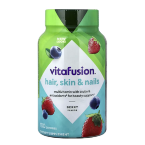 Flacone di Vitafusion capelli pelle e unghie con 100 gummies ai frutti di bosco, integratore alimentare con biotina, vitamine e antiossidanti per il benessere di capelli, pelle e unghie.